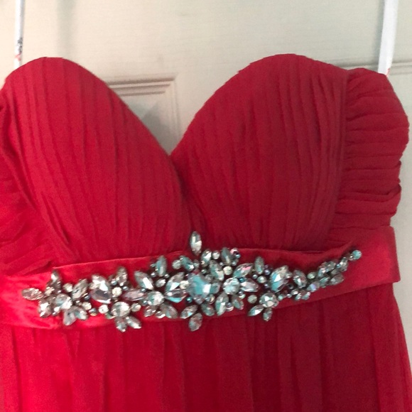 BEAUTIFUL RED PROM DRESS - Picture 4 of 5